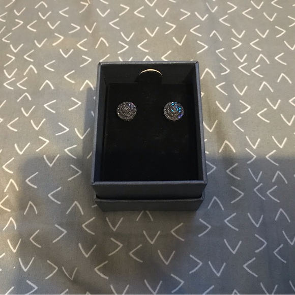 1/2 carat black diamond pavé stud earrings - Picture 1 of 4